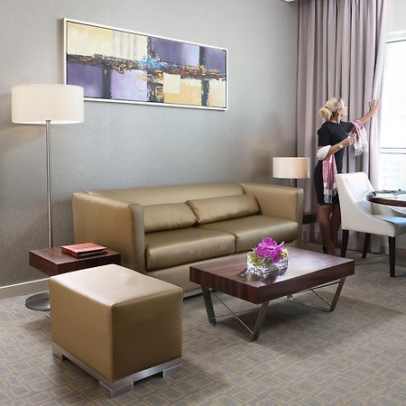 エリート ビブロス ホテル ドバイ エクステリア 写真 A living room in a suite at the hotel