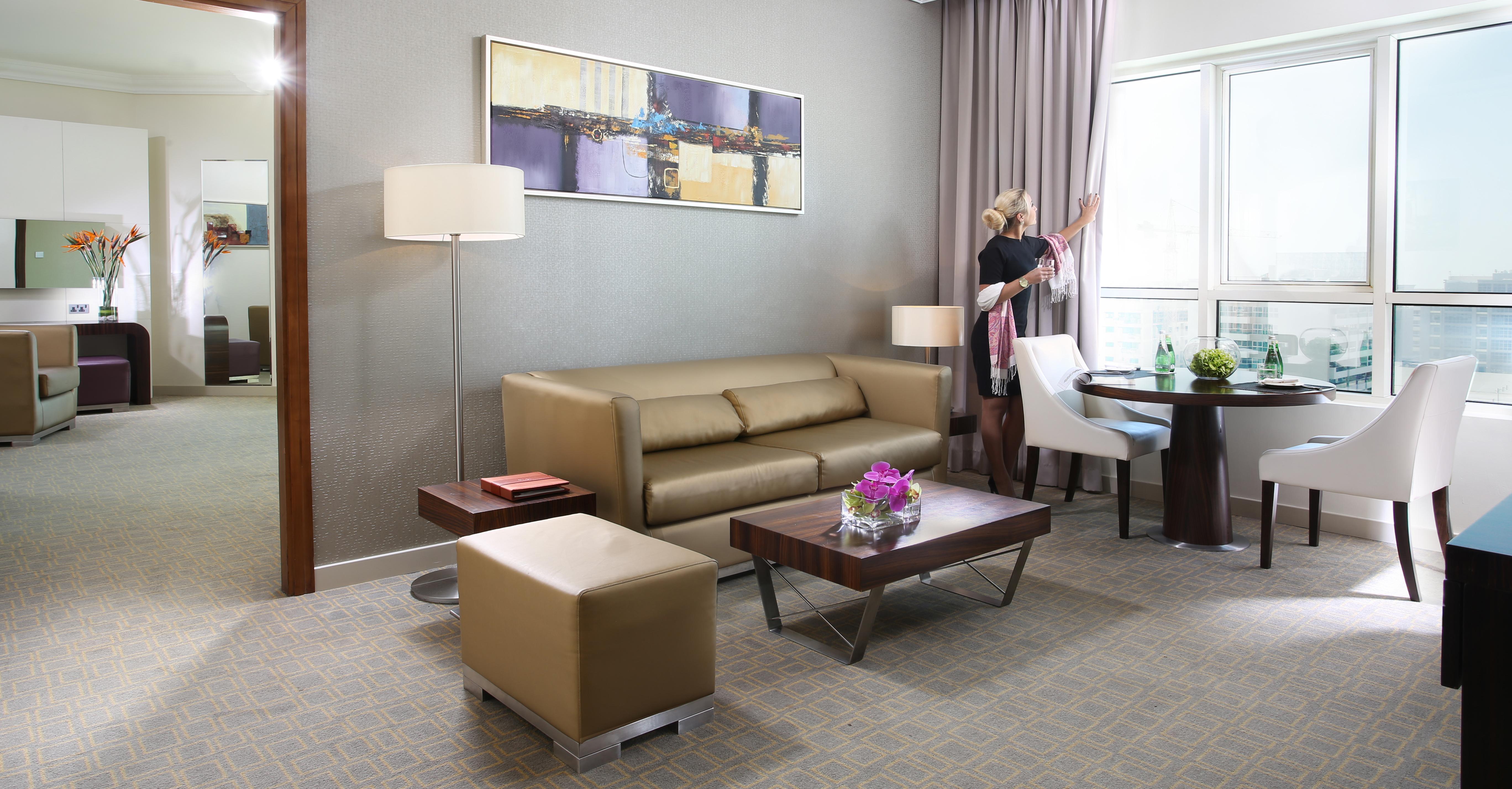 エリート ビブロス ホテル ドバイ エクステリア 写真 A living room in a suite at the hotel