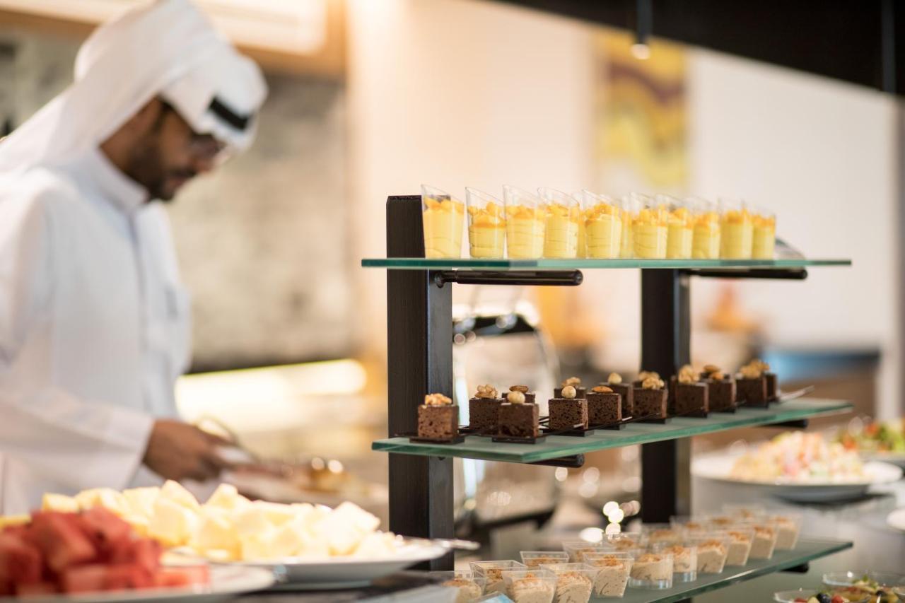 エリート ビブロス ホテル ドバイ エクステリア 写真 A pastry chef at work