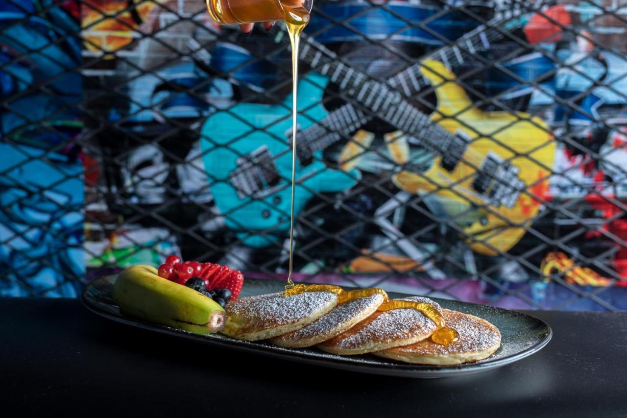 エリート ビブロス ホテル ドバイ エクステリア 写真 A plate of pancakes with honey