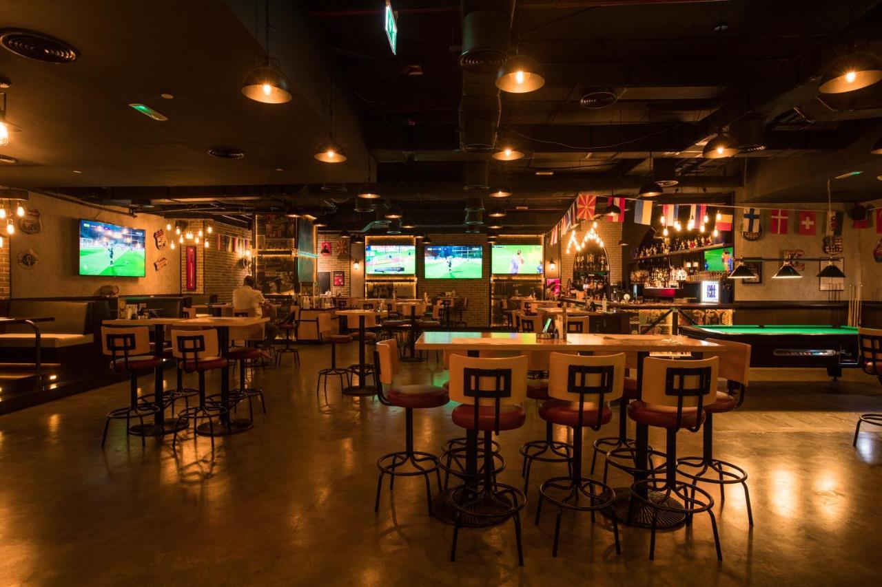エリート ビブロス ホテル ドバイ エクステリア 写真 The interior of a sports bar in the United States