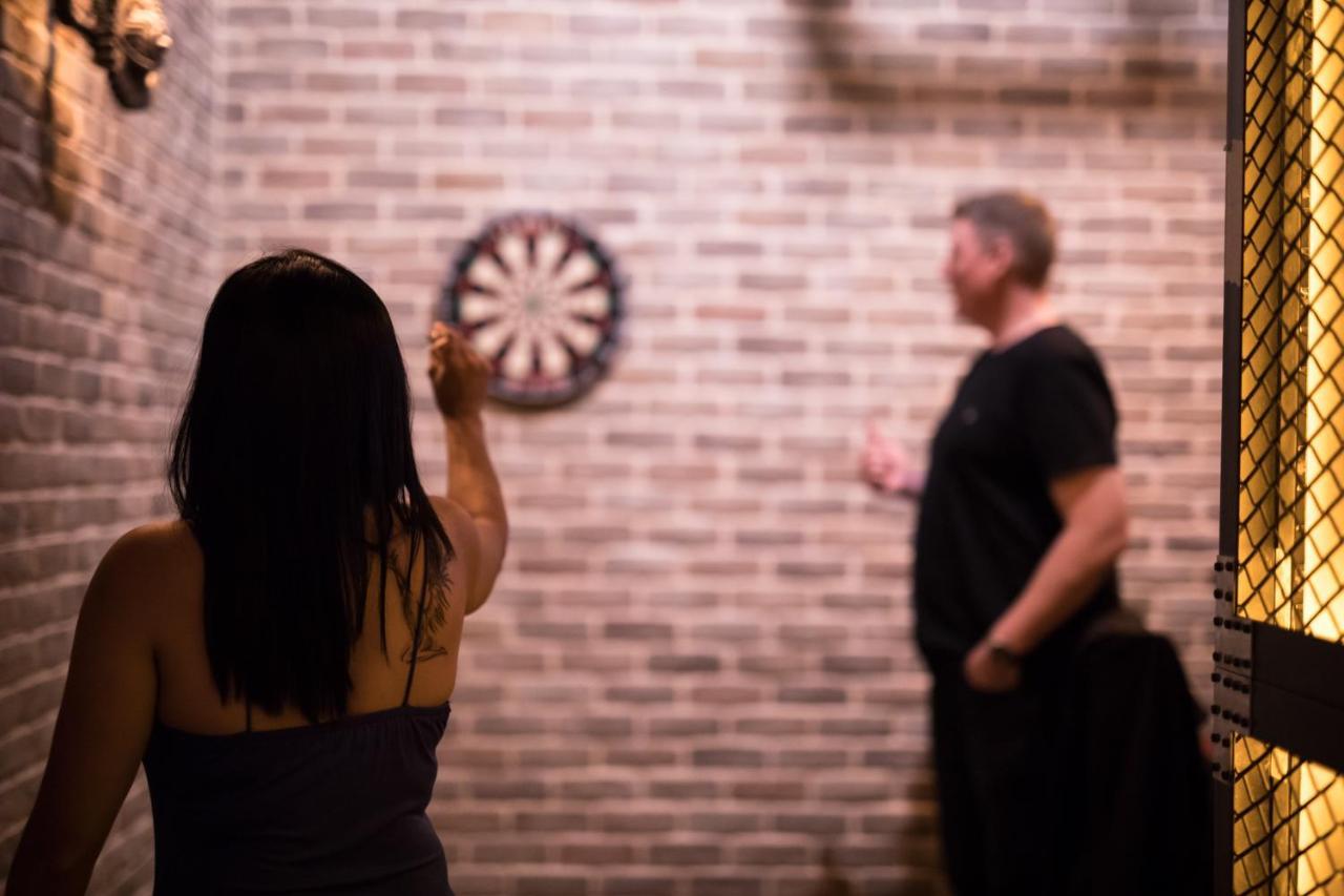 エリート ビブロス ホテル ドバイ エクステリア 写真 A woman throwing a dart