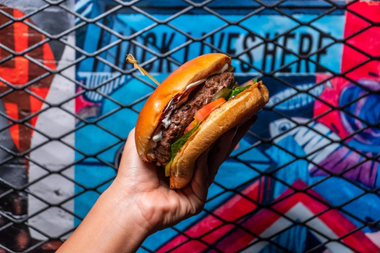 エリート ビブロス ホテル ドバイ エクステリア 写真 A burger from the restaurant