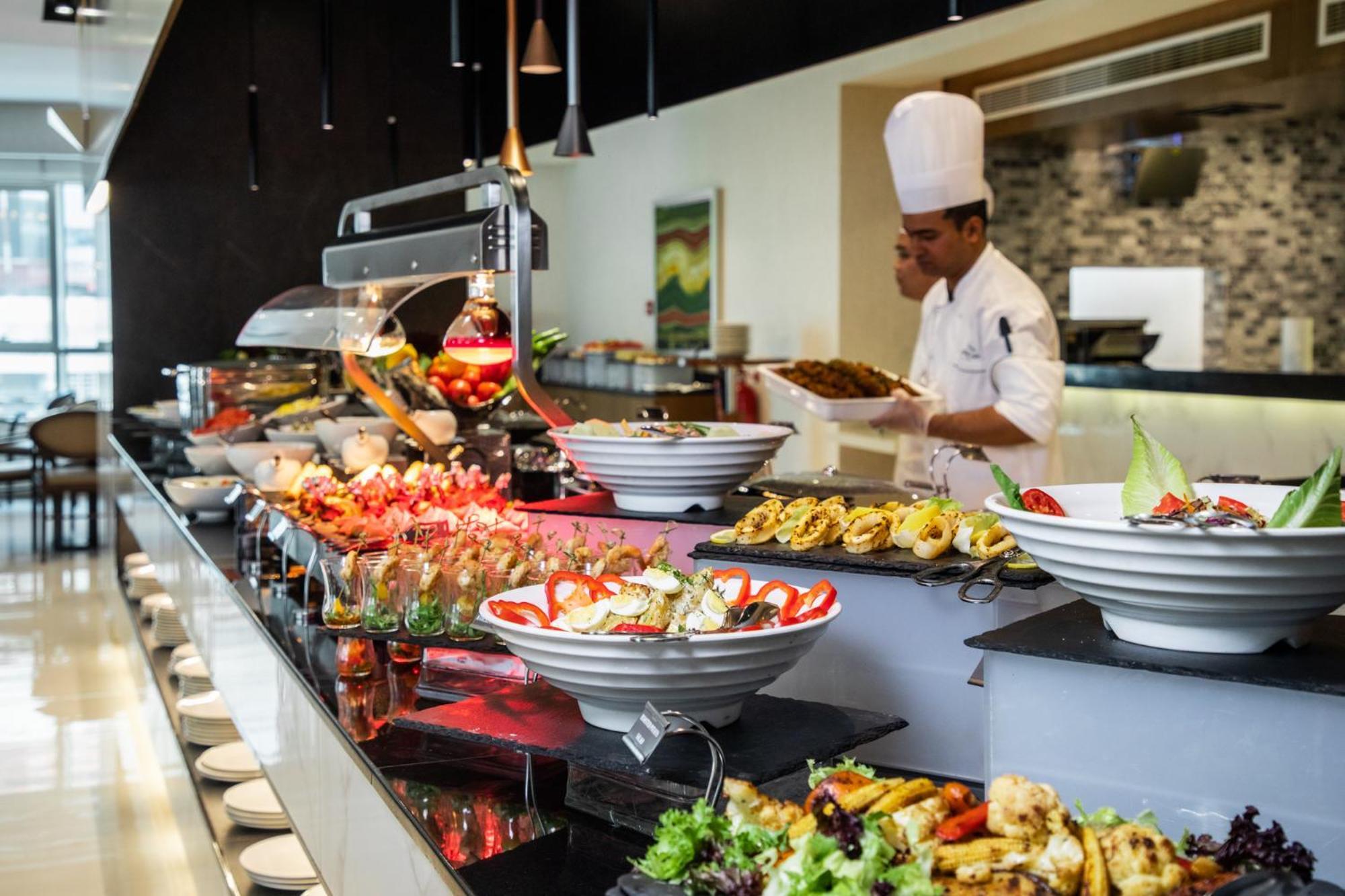 エリート ビブロス ホテル ドバイ エクステリア 写真 A buffet at a hotel
