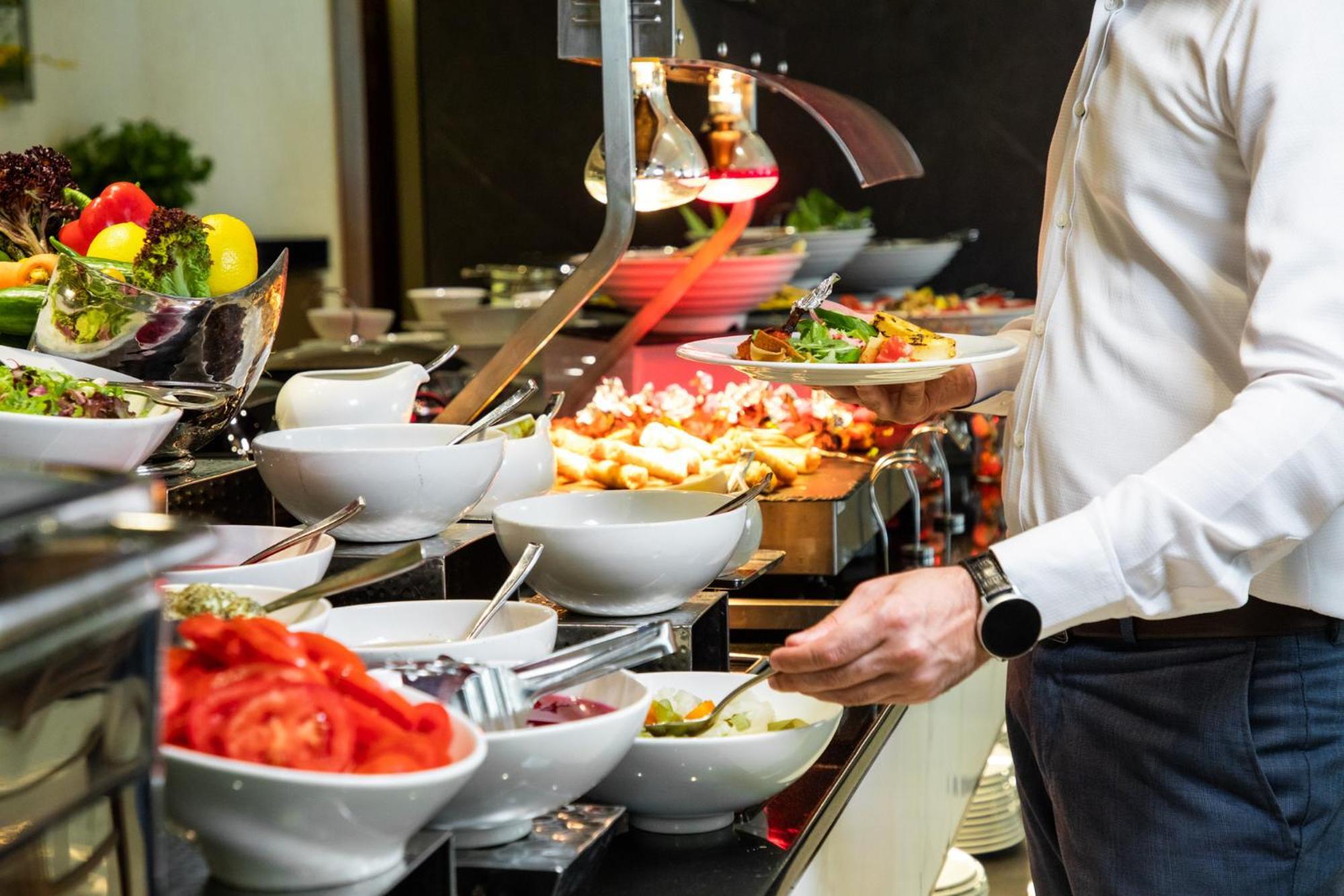 エリート ビブロス ホテル ドバイ エクステリア 写真 A salad bar